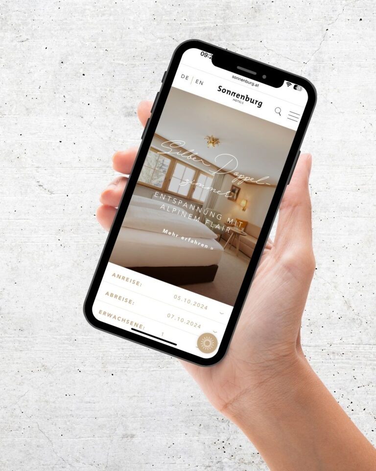 Handy Screen mit Auszug der Website sonnenburg.at vom Hotel Sonnenburg in Oberlech, mit neugeschriebenen Zimmertexten von Wortspiel Werbeagentur Nina Rehmann